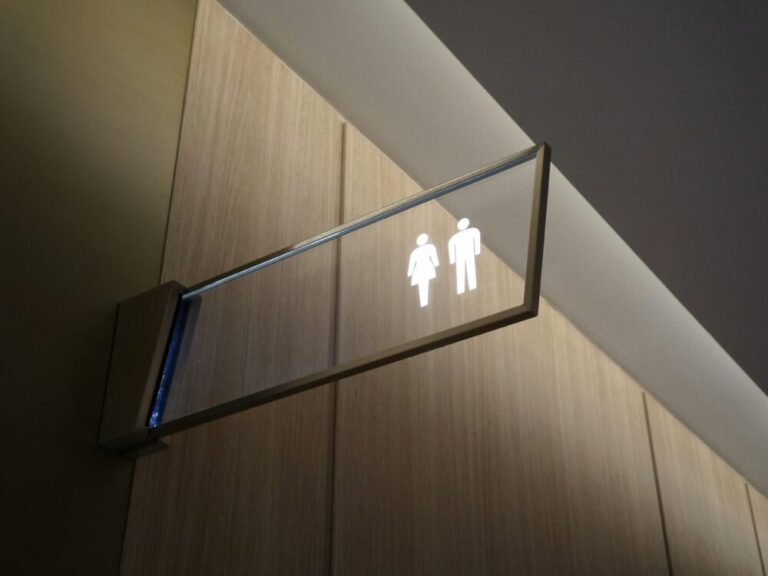 A toilet sign